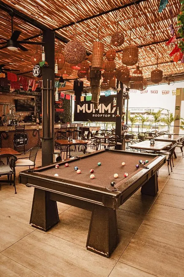 Hostel Nomads Hotel & Rooftop Pool Κανκούν