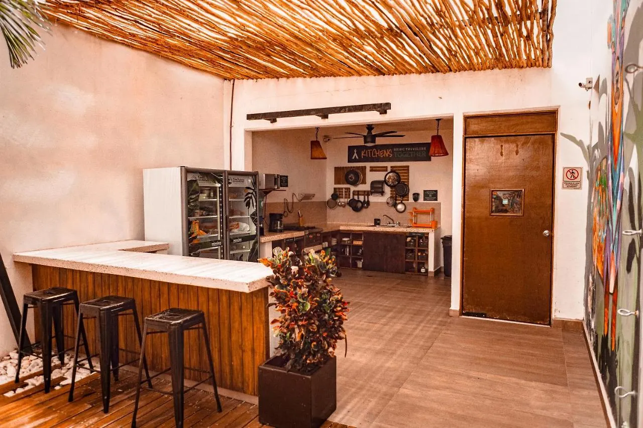 Hostel Nomads Hotel & Rooftop Pool Κανκούν Μεξικό