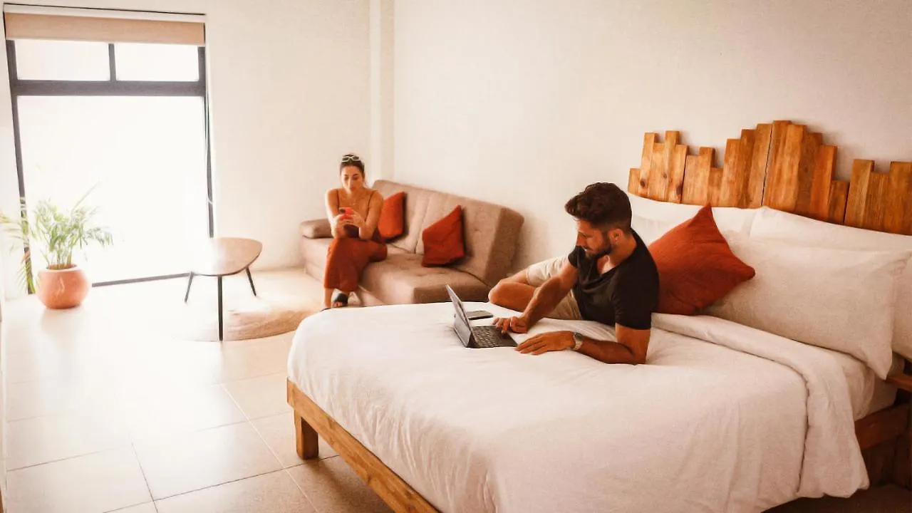 Hostel Nomads Hotel & Rooftop Pool Κανκούν